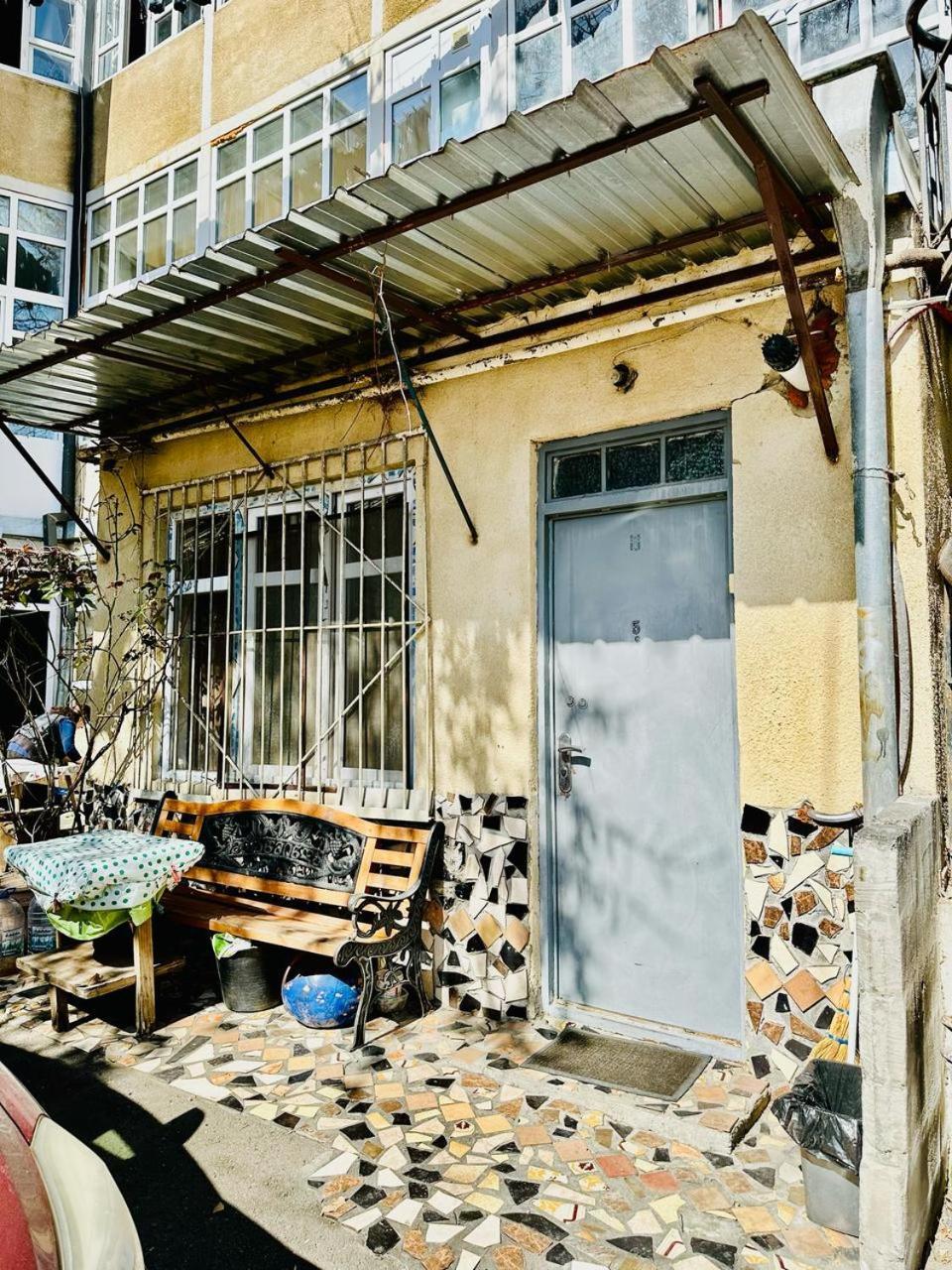 Historical Apartment In City Center Tbilisi Exteriör bild